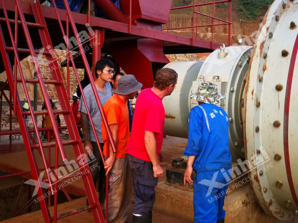 布隆迪项目中鑫海工程师与工人交流